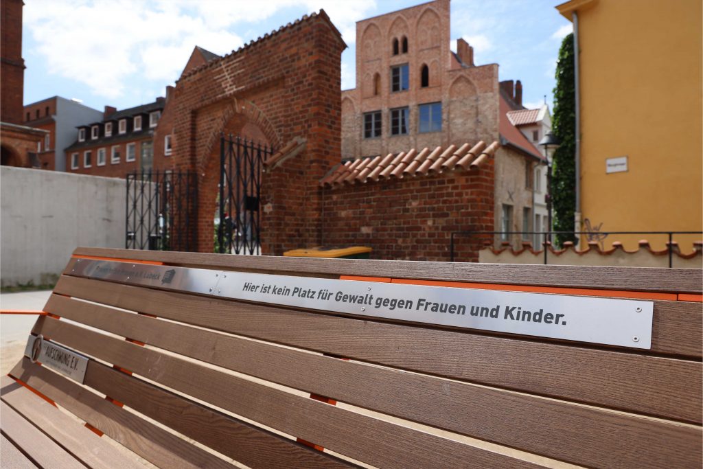 EHM setzt Zeichen gegen Gewalt an Frauen und Kindern